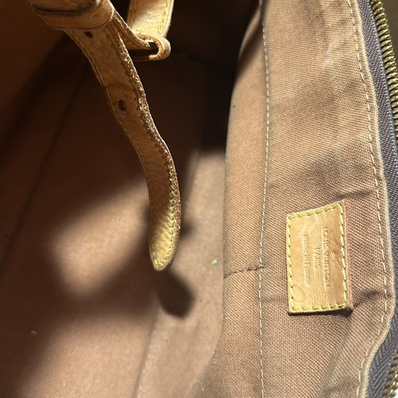 Louis Vuitton - Picture 8 of 9